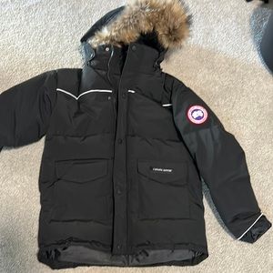 NOT REAL WINTER COAT WITH CANADA GOOSE PATCHES KIDS SIZE LARGE NOT AUTHENTIC!!!